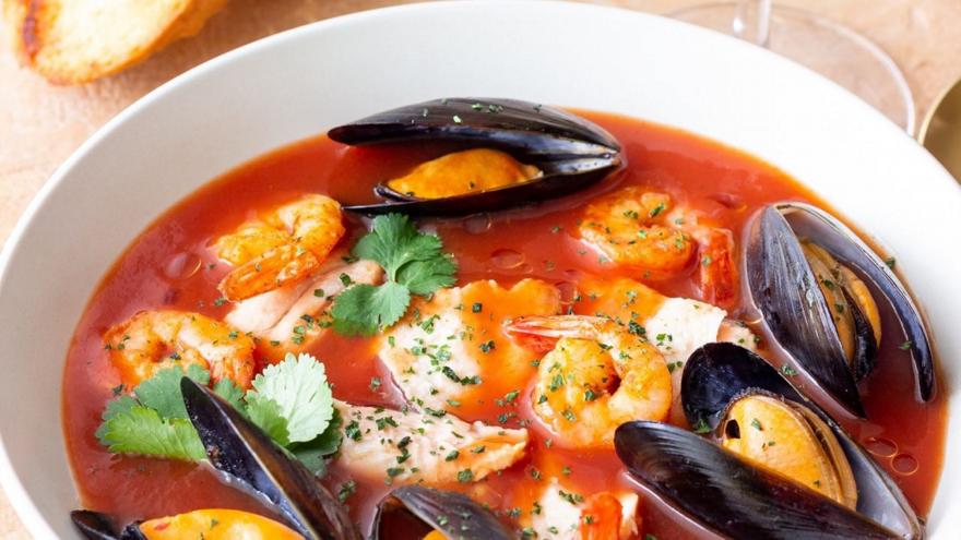 Μπουγιαμπέσα: Η γαλλική ψαρόσουπα με γαρίδες και μύδια