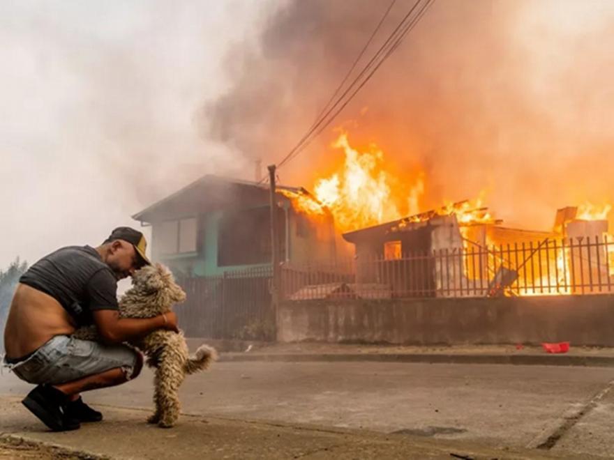 Κατάσταση καταστροφής λόγω φονικών πυρκαγιών στη Χιλή – 16 νεκροί και χιλιάδες εκτοπισμένοι