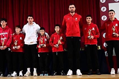 O Μιλουτίνοφ μίλησε σε άπταιστα ελληνικά και έκλεψε την παράσταση στη βράβευση των Ακαδημιών του Ολυμπιακού