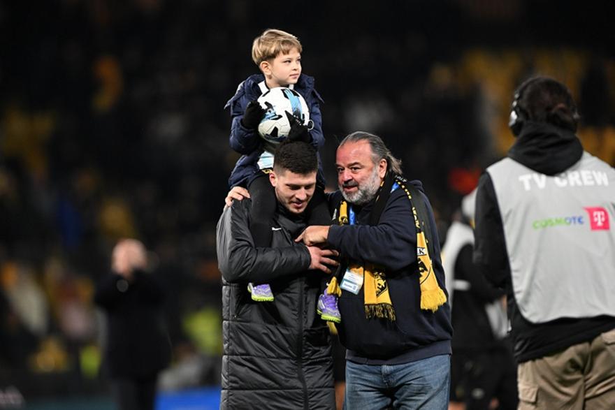 Ο μικρός Γιόβιτς αποθέωσε τον μπαμπά του για τα τέσσερα γκολ