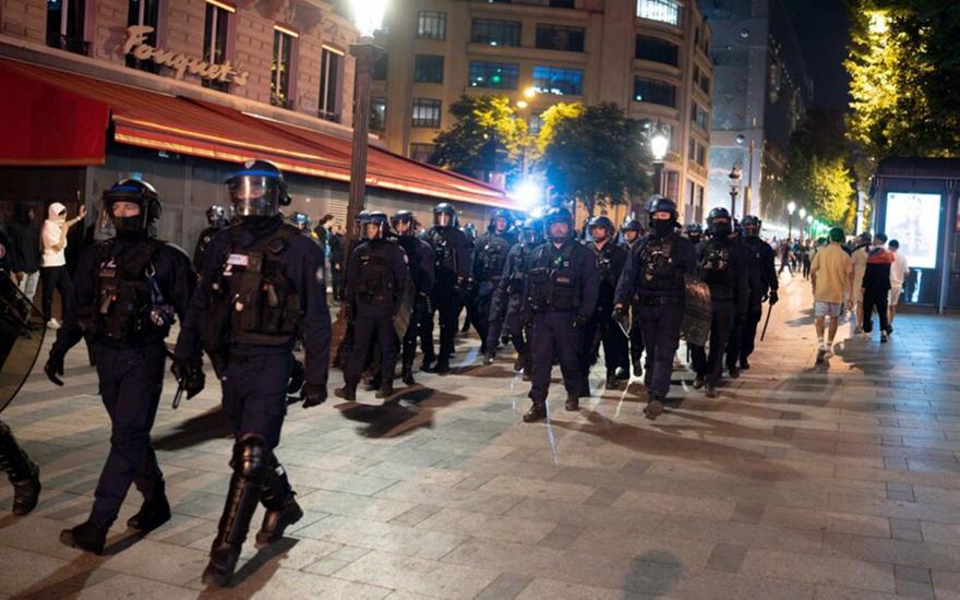 Ολονύχτια επεισόδια στο Παρίσι, μετά τη λήξη του αγώνα Σενεγάλη – Μαρόκο