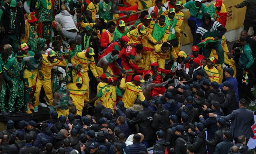 Επιχείρησαν εισβολή στον αγωνιστικό χώρο οι Σενεγαλέζοι οπαδοί, ξέσπασαν επεισόδια με την αστυνομία