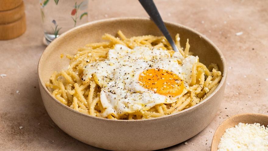 Μανιάτικη τσουχτή, αλλιώς, μακαρονάδα με μυζήθρα και τηγανητά αυγά