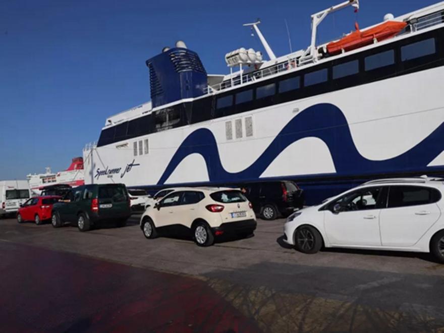 Συναγερμός στο λιμάνι του Πειραιά: ΙΧ έπεσε στη θάλασσα - Σώα η οδηγός