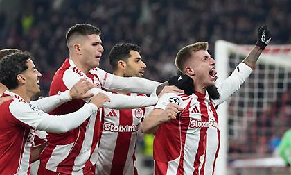 Το Καραϊσκάκη στο πόδι: Κεφαλιά-κανονιά του Κοστίνια μετά από κόρνερ του Ροντινέι και 1-0 στο 2' ο Ολυμπιακός!