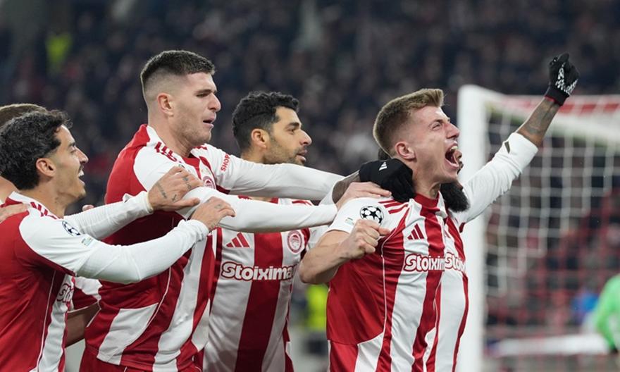 Το Καραϊσκάκη στο πόδι: Κεφαλιά-κανονιά του Κοστίνια μετά από κόρνερ του Ροντινέι και 1-0 στο 2' ο Ολυμπιακός!