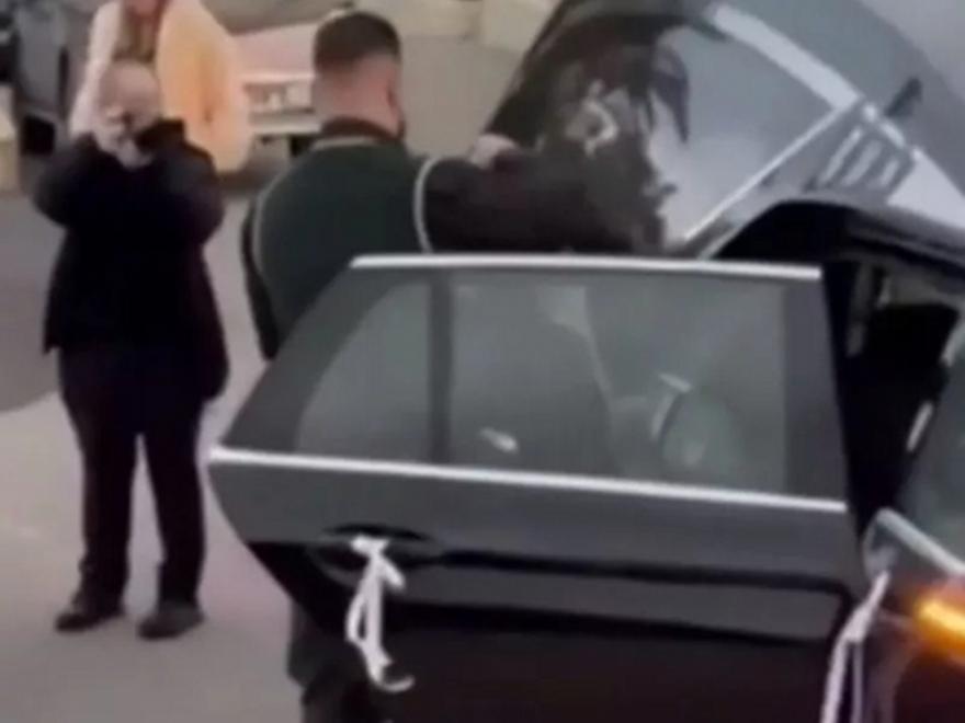 Γαμπρός πήγε με νεκροφόρα στον γάμο του για να κάνει «τη διαφορά» - Βίντεο