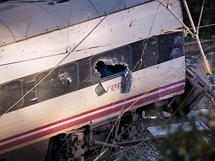 Από σήμερα τριήμερο εθνικό πένθος στην Ισπανία - Συνεχίζονται οι έρευνες για σορούς στα συντρίμμια των δύο τρένων