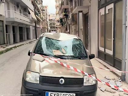 Προβλήματα στην Πάτρα λόγω ισχυρών ανέμων: Πτώση μαρμάρων σε ΙΧ και διακοπές ρεύματος