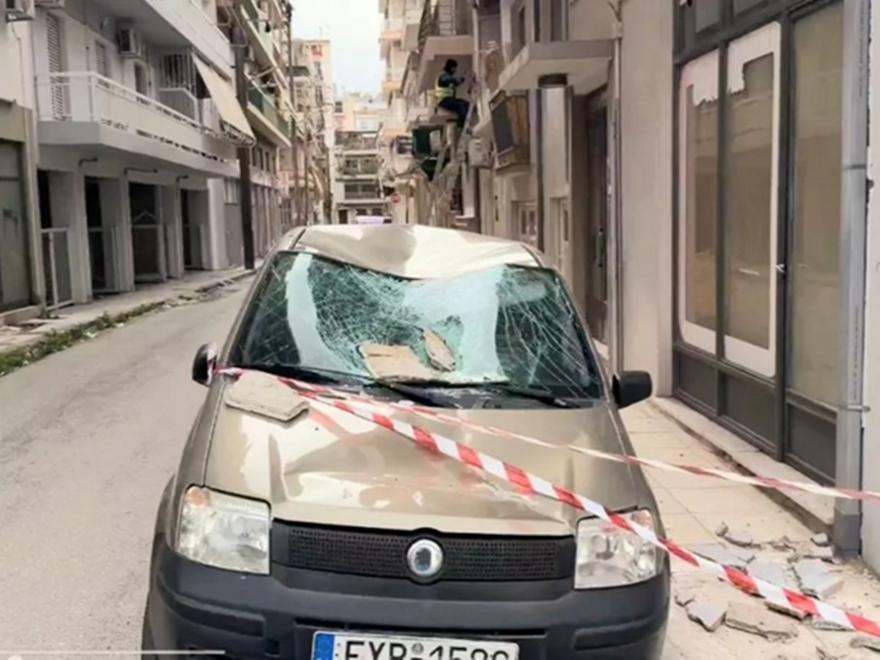 Προβλήματα στην Πάτρα λόγω ισχυρών ανέμων: Πτώση μαρμάρων σε ΙΧ και διακοπές ρεύματος