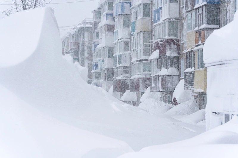 Σκηνές «πολικής αποκάλυψης» στη ρωσική Άπω Ανατολή: Οι κάτοικοι σκάβουν τούνελ μέσα στα χιόνια