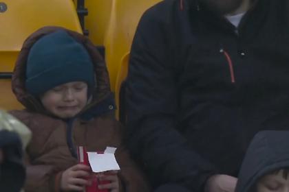 Πιτσιρικάς πλάνταξε στο κλάμα στο Γουλβς-Νιούκαστλ γιατί του φάγανε το κολατσιό