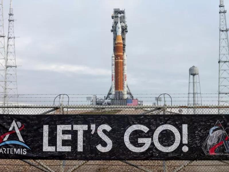 Επιστροφή στο φεγγάρι: Στην εξέδρα εκτόξευσης ο πύραυλος της NASA Artemis II