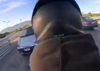 Ταυτοποιήθηκε 24χρονος που εμφανιζόταν σε βίντεο να τρέχει ιλλιγιωδώς με μηχανή στο κέντρο της Αθήνας