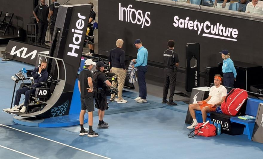 Προσωρινή διακοπή στον αγώνα του Τσιτσιπά: Ball girl έκανε εμετό!