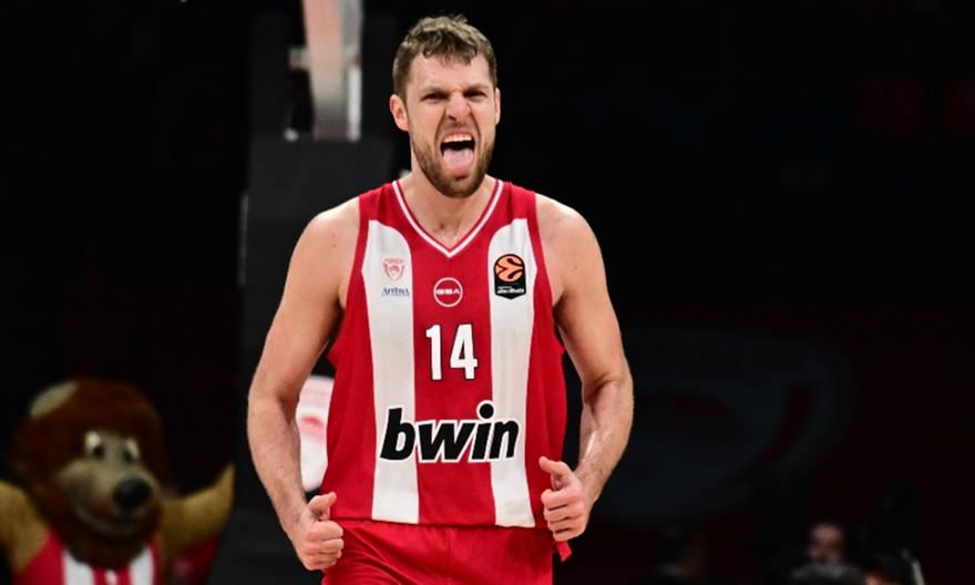 Ασύλληπτο σερί 20-0 του Ολυμπιακού στο τέλος του ημιχρόνου με τη Μακάμπι με αδιανόητο Βεζένκοφ!