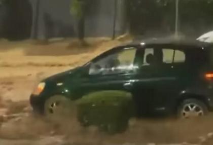 Κακοκαιρία στην Αττική: Δρόμοι «ποτάμια» στην Άνω Γλυφάδα, παρασύρονται αυτοκίνητα