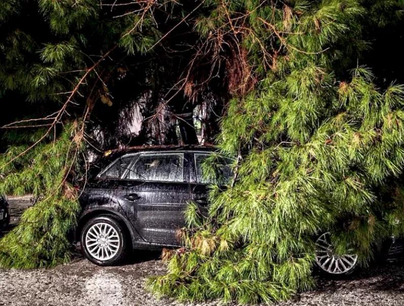 Τουλάχιστον τρεις εγκλωβισμένοι στη Βάρη, δύο σε αυτοκίνητα, μία γυναίκα πάνω σε δέντρο