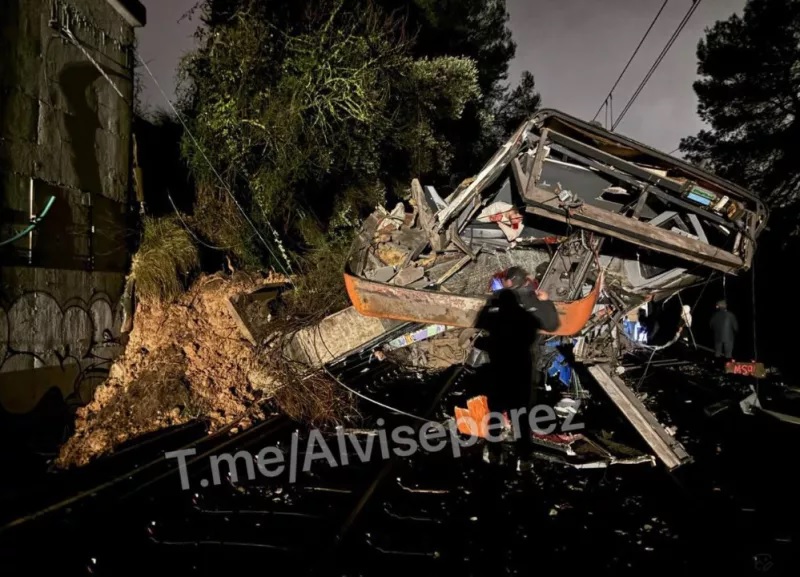Νέα σιδηροδρομική τραγωδία στην Ισπανία - Εκτροχιάστηκε τρένο κοντά στη Βαρκελώνη