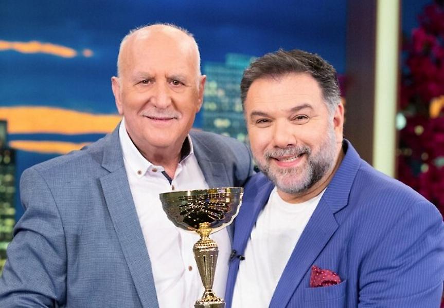 Γρηγόρης Αρναούτογλου: Το βίντεο έξω από το γραφείο του Γιώργου Παπαδάκη και τα «8 βήματα» που δεν ξεχνά