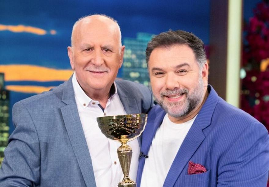 Γρηγόρης Αρναούτογλου: Το βίντεο έξω από το γραφείο του Γιώργου Παπαδάκη και τα «8 βήματα» που δεν ξεχνά