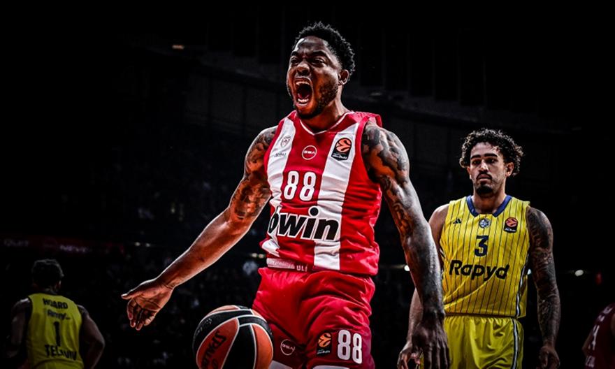 Το ευρωλιγκάτο ντεμπούτο του Τζόουνς και ο απίθανος Βεζένκοφ: Η παρακάμερα του Ολυμπιακού από τη νίκη επί της Μακάμπι