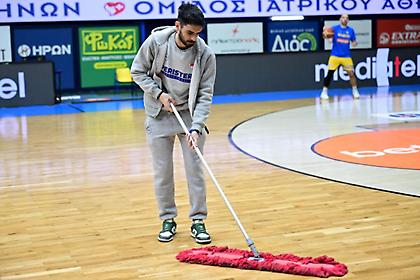 Με καθυστέρηση το τζάμπολ του Περιστέρι Betsson - Σαραγόσα, στάζει η οροφή του γηπέδου