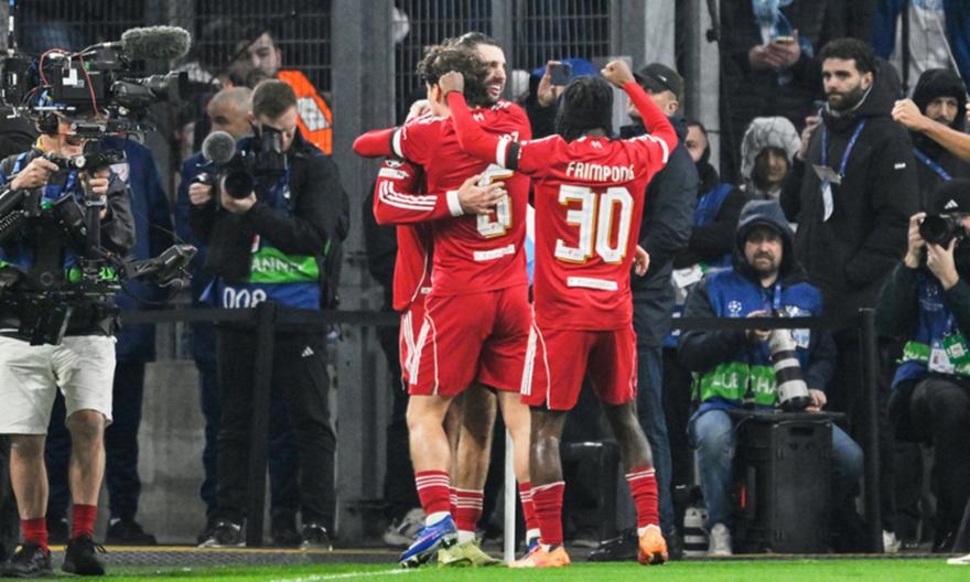 Πέρασε την μπάλα κάτω από το τείχος και σκόραρε με πανέξυπνη εκτέλεση φάουλ ο Σομποσλάι!