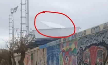 Πρόβλημα στο γήπεδο της Ελλάς Σύρου ελέω της κακοκαιρίας - Αποκολλήθηκε κομμάτι της σκεπαστής εξέδρας!