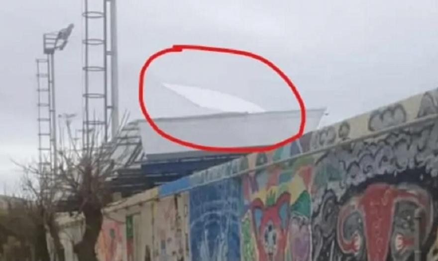 Πρόβλημα στο γήπεδο της Ελλάς Σύρου ελέω της κακοκαιρίας - Αποκολλήθηκε κομμάτι της σκεπαστής εξέδρας!
