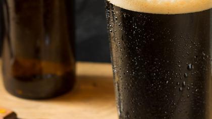 Guinness: Γιατί ξαφνικά όλοι παίρνουν μαύρες μπίρες;