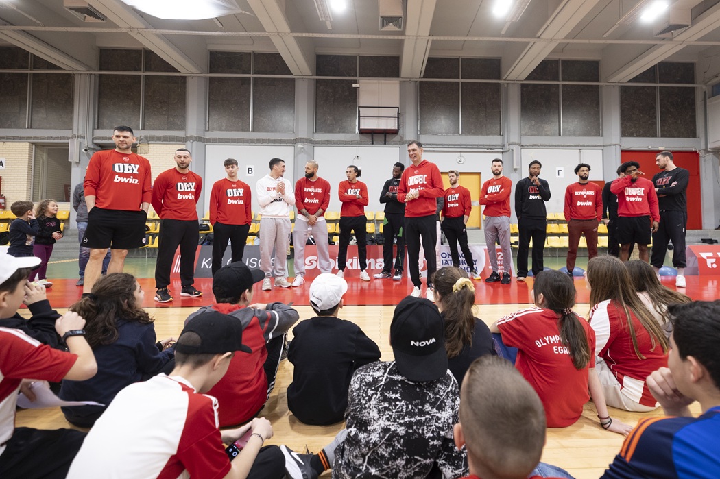 Ολυμπιακός: 100 παιδιά από τα Παιδικά Χωριά SOS έζησαν μοναδικές στιγμές στο ΣΕΦ