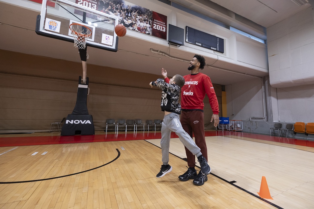 Ολυμπιακός: 100 παιδιά από τα Παιδικά Χωριά SOS έζησαν μοναδικές στιγμές στο ΣΕΦ