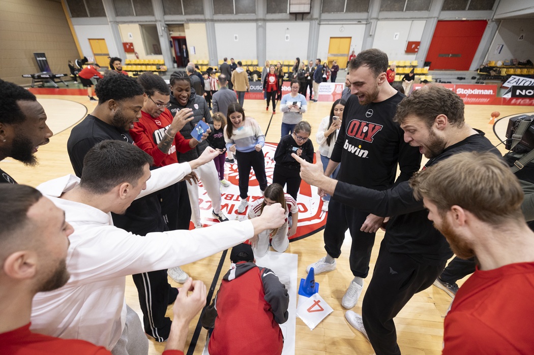 Ολυμπιακός: 100 παιδιά από τα Παιδικά Χωριά SOS έζησαν μοναδικές στιγμές στο ΣΕΦ