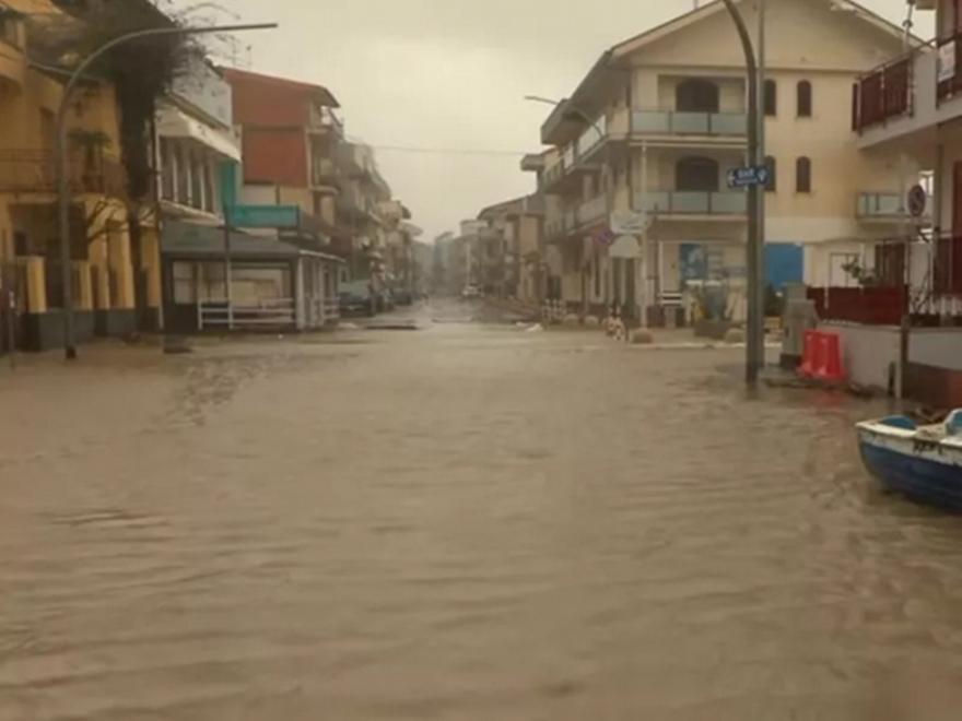 «Τσουνάμι» στην Σικελία από τον κυκλώνα Χάρι – Τεράστια κύματα πλημμύρισαν πόλεις – Βίντεο