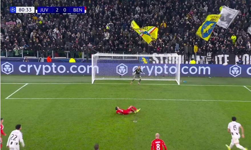 Άτυχη στιγμή για Παυλίδη: Γλίστρησε και αστόχησε σε πέναλτι στο Γιουβέντους-Μπενφίκα