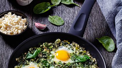 Χόρτα με αυγά στο τηγάνι: Μια συνταγή από το Πήλιο