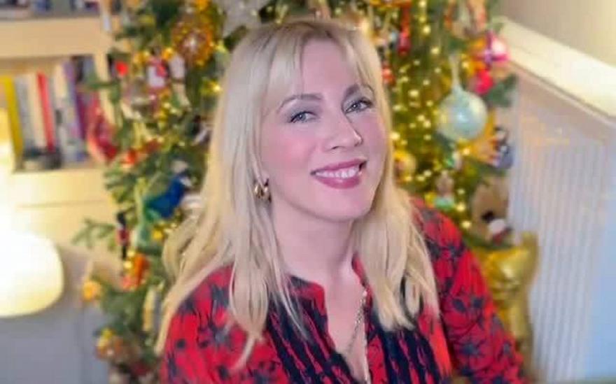 Σμαράγδα Καρύδη: Βόλτα στο Παρίσι σέρνοντας ένα χριστουγεννιάτικο δέντρο