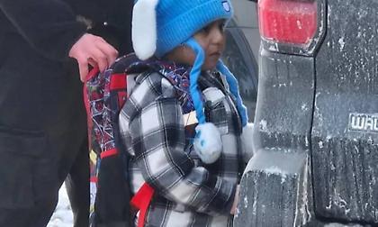 Δεν έχει όρια η ICE: Συνέλαβαν 5χρονο στη Μινεσότα την ώρα που γυρνούσε από το σχολείο