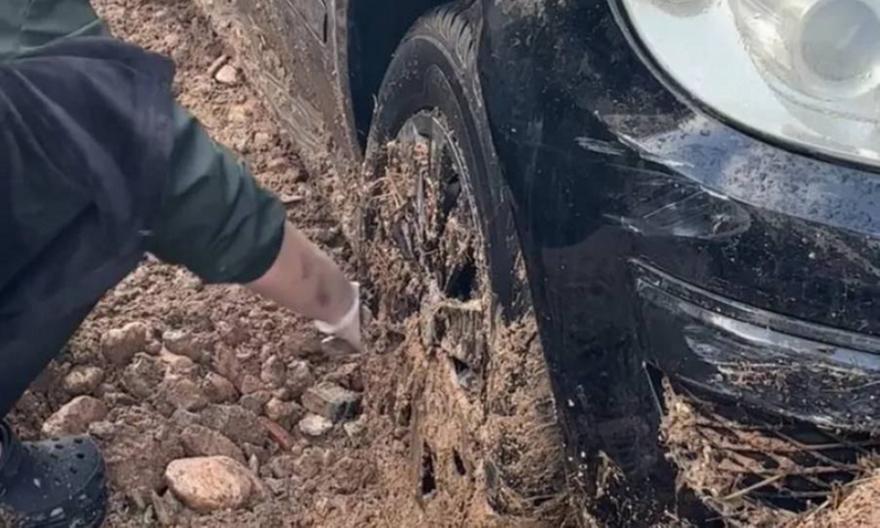 Απίστευτες εικόνες στην Άνω Γλυφάδα: Ξεθάβουν τα αυτοκίνητά τους ακόμα και με κουτάλια