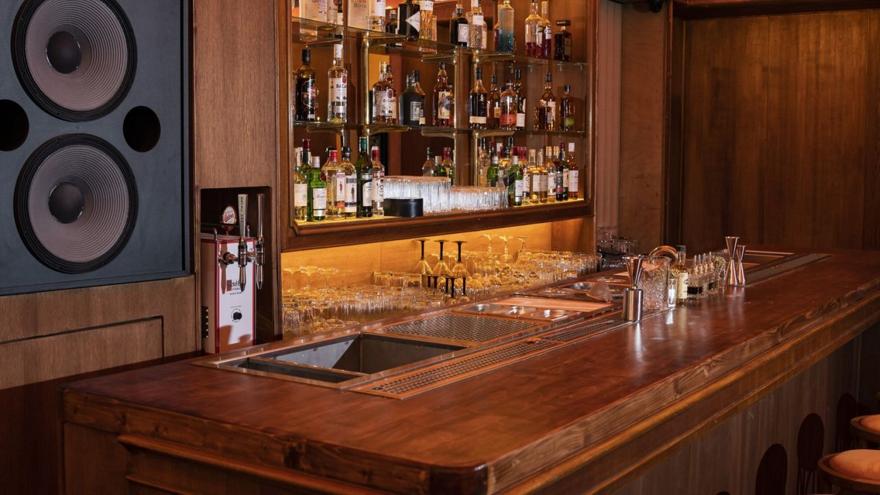 Τέλειον: Ένα μπαρ στην Κυψέλη με χαρακτήρα εποχής