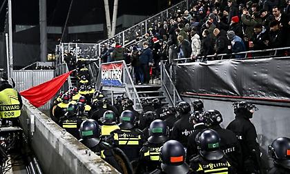 Χαμός στο Ουτρέχτη-Γκενκ: Επεισόδια στην εξέδρα των φιλοξενούμενων, εκκένωση και καθυστέρηση στη σέντρα!