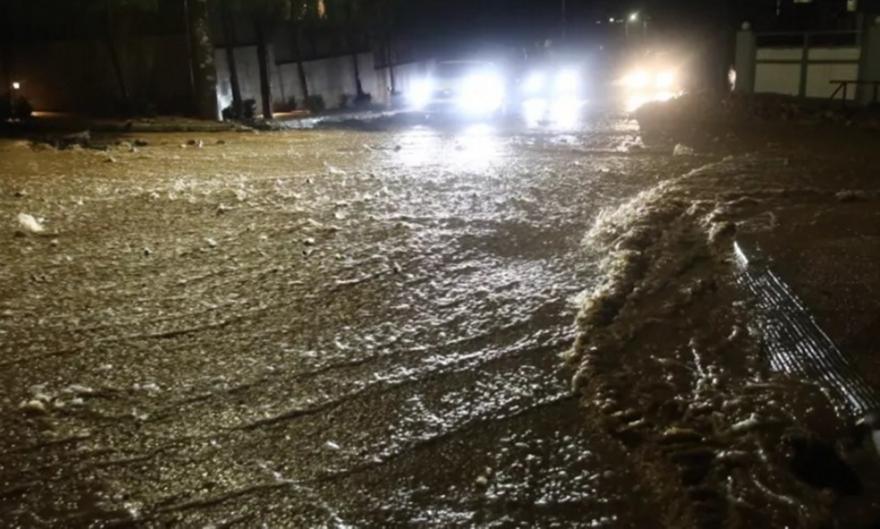 Υπερχείλισε το Μεγάλο Ρέμα Ραφήνας - Ήχησε το 112