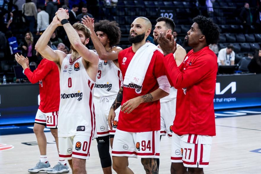 Παγωμάρα στην Πόλη και «ερυθρόλευκοι» πανηγυρισμοί: Η παρακάμερα από το σημαντικό διπλό του Ολυμπιακού