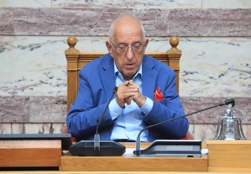 Η Βουλή «υιοθετεί» το παιδί του πεσόντος λιμενικού με «καρφί» Κακλαμάνη για Κικίλια