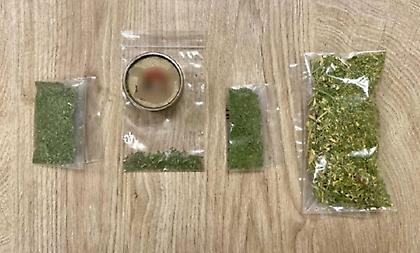 Συνελήφθη 33χρονος στην Αττική που παρέλαβε ταχυδρομικό δέμα με ακατέργαστη κάνναβη