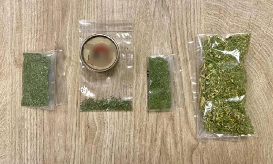 Συνελήφθη 33χρονος στην Αττική που παρέλαβε ταχυδρομικό δέμα με ακατέργαστη κάνναβη