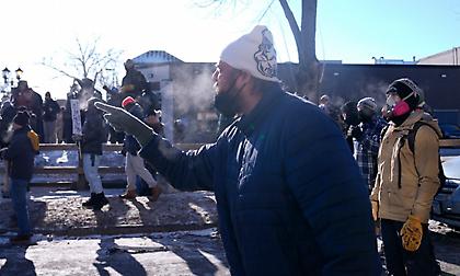 Εικόνες χάους στη Μινεάπολη μετά τα φονικά πυρά της ICE