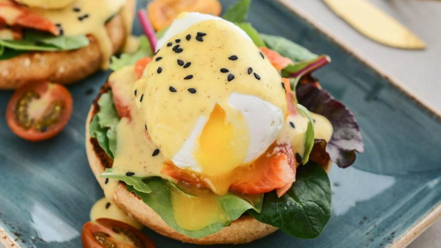 Αυγά Μπένεντικτ με καπνιστό σολομό