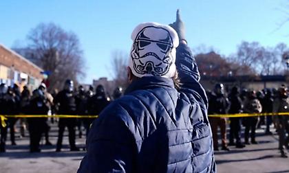 Στα κάγκελα οι κάτοικοι της Μινεσότα: «Ήρθε ή ώρα να κάνουμε κάτι, δεν φοβόμαστε τον ICE»